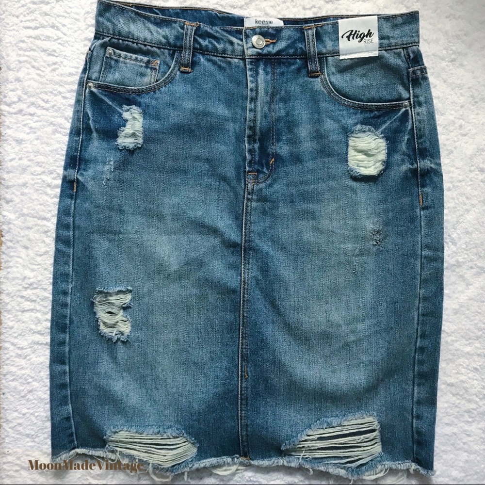 Trendy blue Jean skirt 🏷